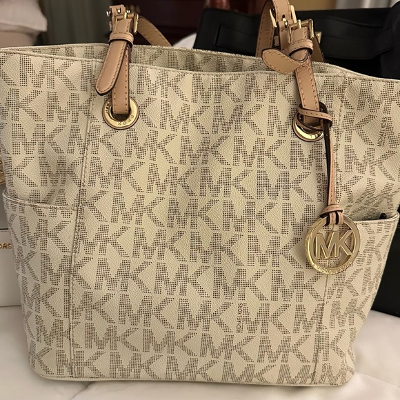 michael kors purses and wallets!! - Picture 7 of 14